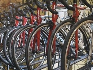 Irmãos arrombam loja de bicicleta mas proprietário consegue deter um deles