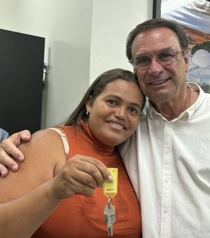 Luciano Barbosa se emociona ao entregar 38 casas no Residencial Mangabeiras