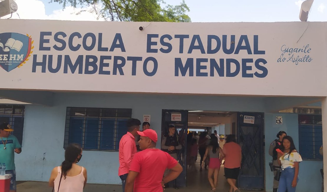 Eleitores da Escola Estadual Humberto Mendes fazem filas antes das abertura das seções