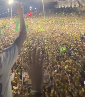 Multidão ora o Pai-Nosso durante ato de Flávio Bolsonaro em Salvador