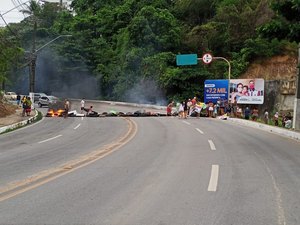 [Vídeo] Protesto contra violência policial bloqueia ladeira Geraldo Melo