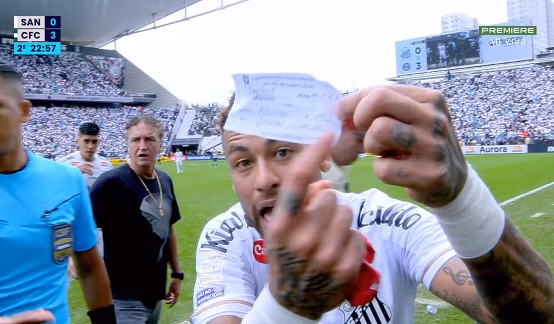 Neymar é substituído por engano da arbitragem em jogo do Santos e se revolta