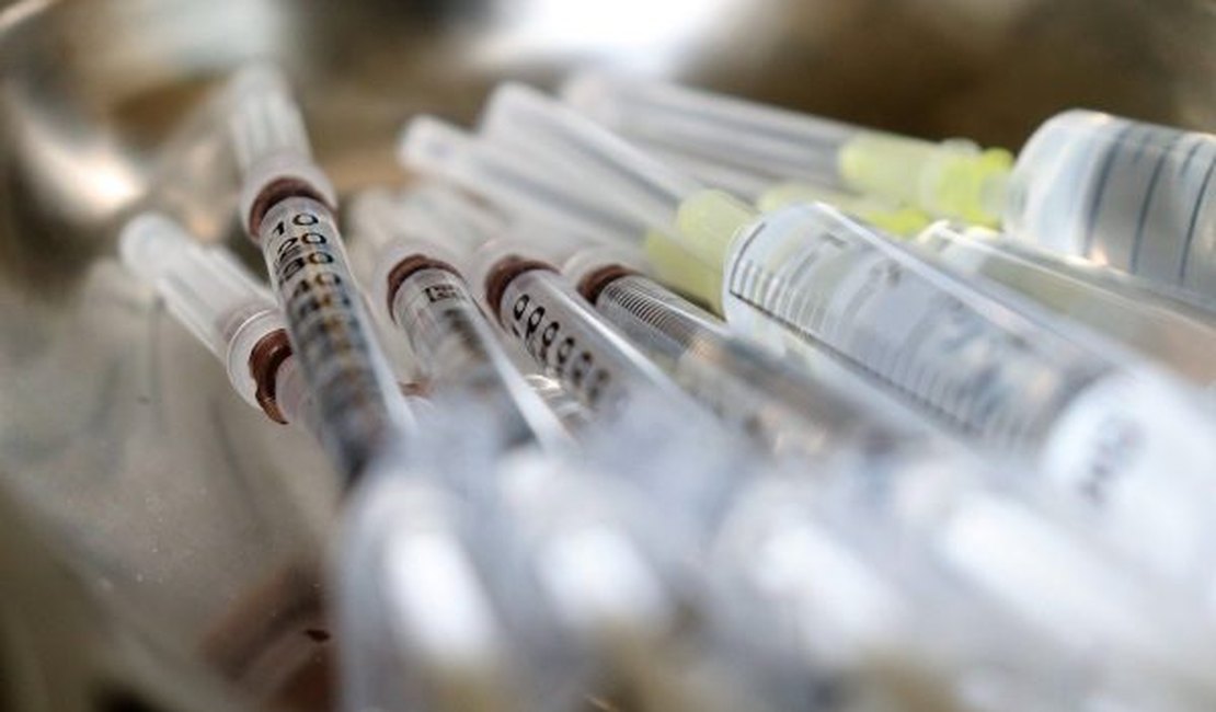 Saúde ignora processo de importação de seringas da China há seis meses