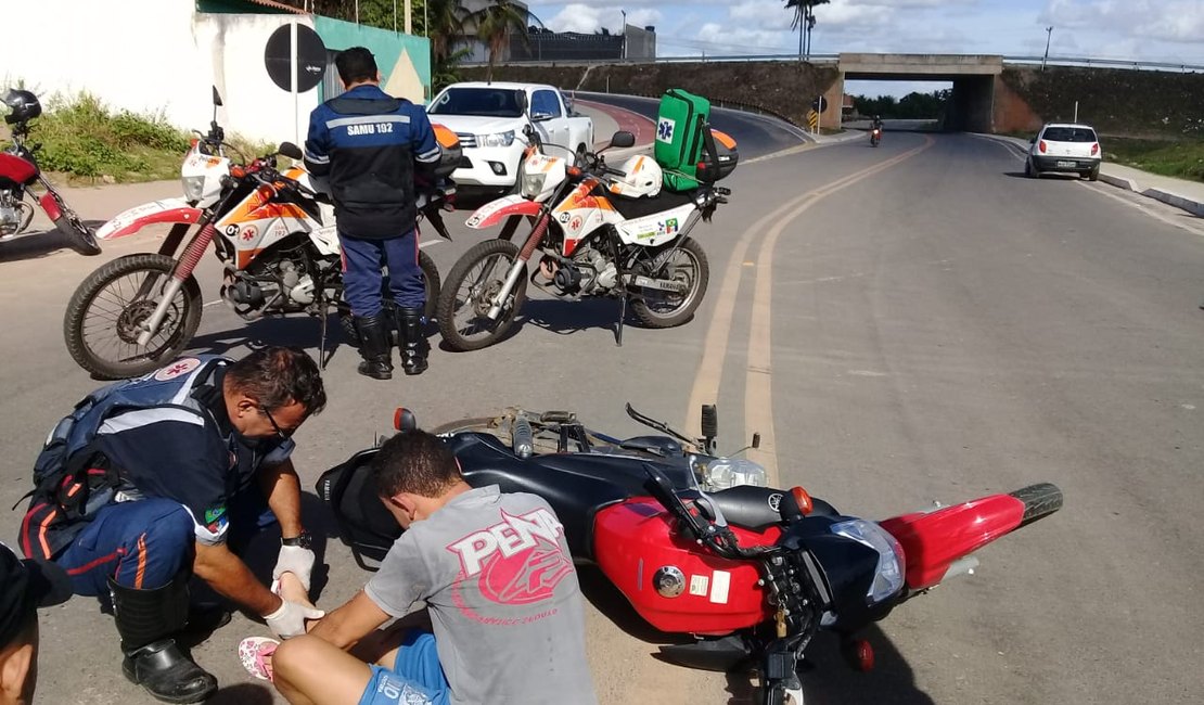 Colisão entre carro e moto deixa jovem ferido em Arapiraca