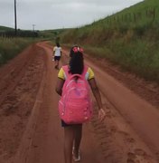 Mulher caminha 5 km com criança de colo e duas meninas por falta de transporte da Prefeitura de Campestre