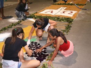Moradores de Campo Alegre passam a madrugada preparando tapete para procissão de Corpus Christi