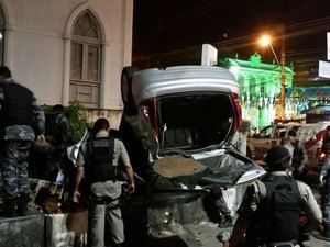 Assaltantes trocam tiros com a polícia e capotam veículo durante fuga