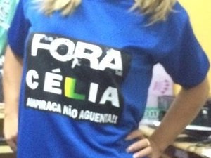 Movimento 'Fora Célia' é impedido de realizar protesto durante desfile