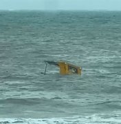 Após chuvas, barco de pesca afunda no mar de Maragogi, Norte de Alagoas