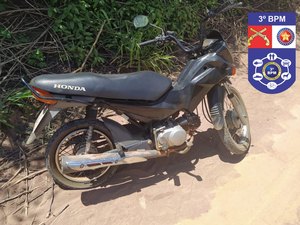 Polícia recupera moto roubada e usada por criminosos em assalto na zona rural de São Sebastião