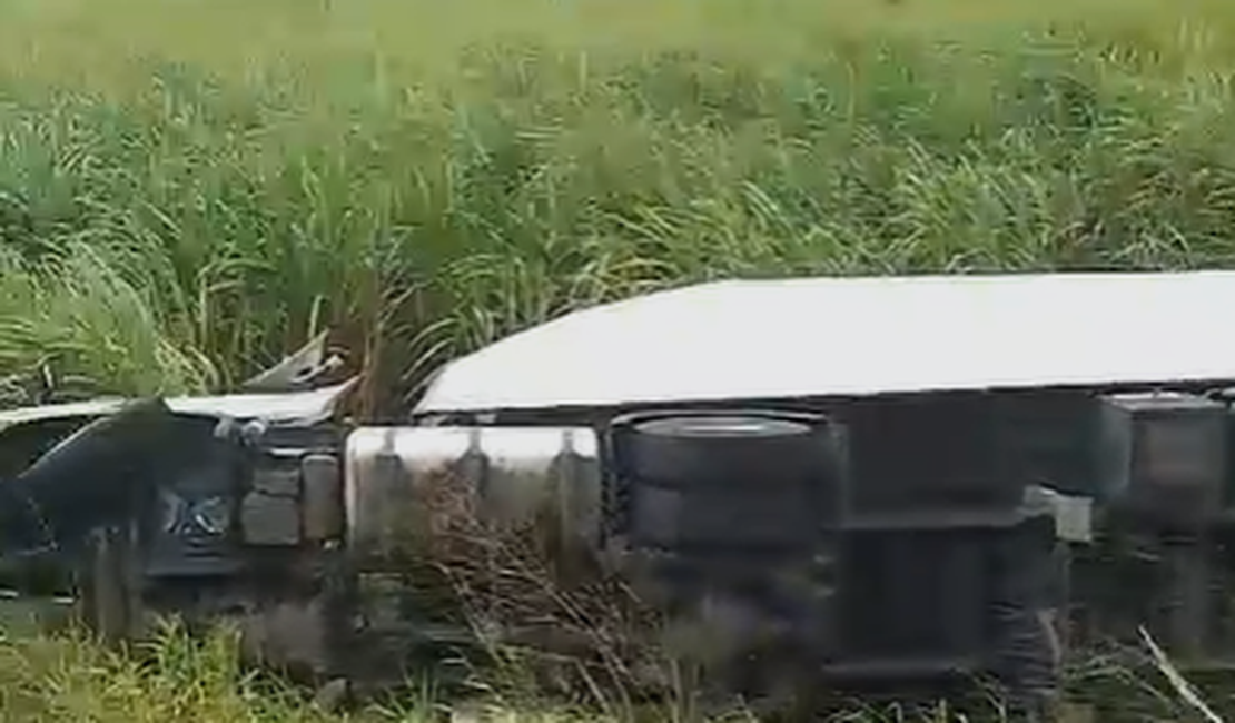 Carreta tomba no distrito de Luziápolis, em Campo Alegre