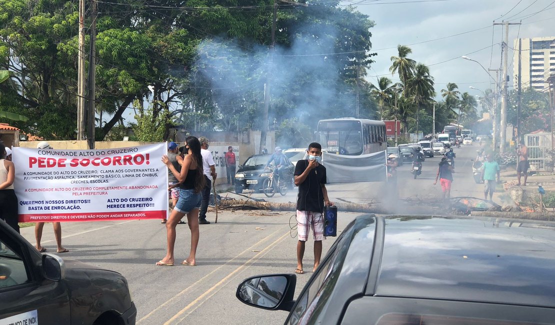Moradores fecham AL 101 Norte reivindicando direitos à Prefeitura de Maceió
