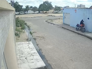 [Vídeo] Homem é flagrado tentando furtar moto em frente a residência em Arapiraca