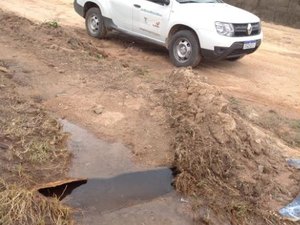 Casal conserta adutora rompida para regularizar abastecimento