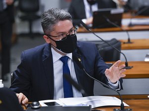Bolsonaro vai para a cadeia se tentar golpe, diz Alessandro Vieira