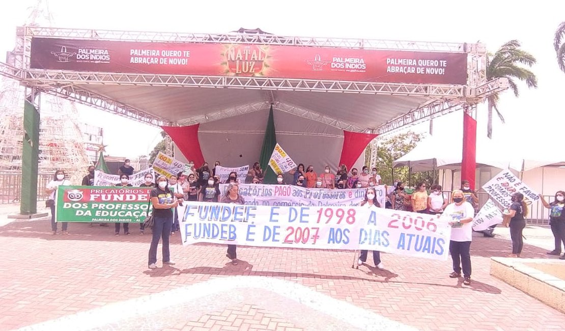 Professores realizam protesto em frente a Prefeitura de Palmeira dos Índios