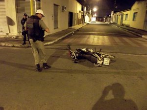 Motociclista avança sinal vermelho e colide na lateral de carro em Arapiraca