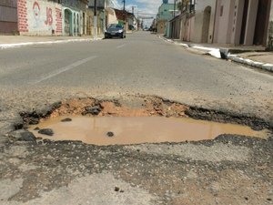 Após acidente, secretário afirma que 90% dos buracos são provocados pela Casal