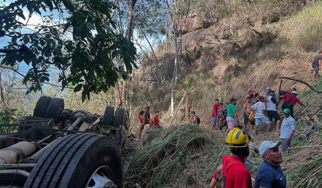 Mulher grávida está entre as vítimas fatais de acidente com ônibus na Serra a Barriga