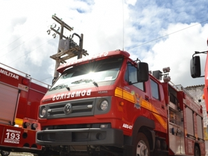 Incêndio atinge vegetação próxima a residências na Chã de Bebedouro