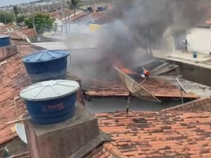 [Vídeo] Incêndio atinge duas casas e deixa morador ferido em Arapiraca
