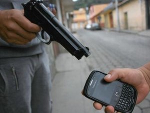Criminosos roubam celulares e agridem vítimas no Agreste
