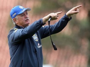 Felipão confirma Paulinho entre titulares e testa time sem Fred e Dani Alves