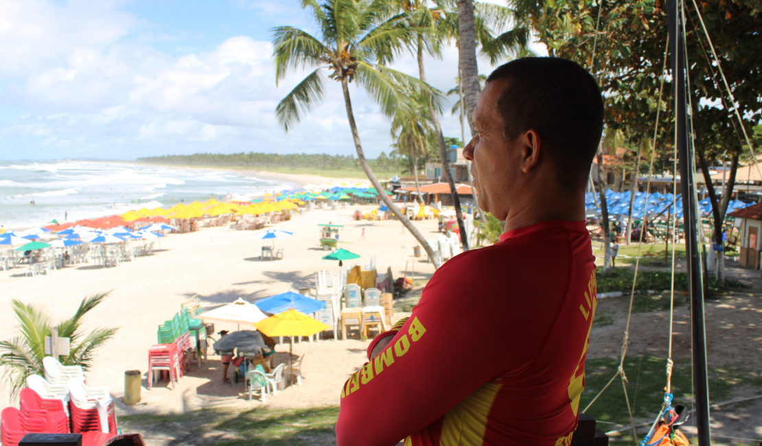 Surfista de MG é resgatado após ficar preso em corais na Praia da Sereia