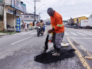 Asfalto frio começa a ser aplicado na operação tapa-buraco em Maceió