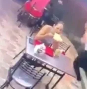 [Vídeo]  Homem abandona namorada durante assalto em lanchonete e mulher continua comendo tranquilamente