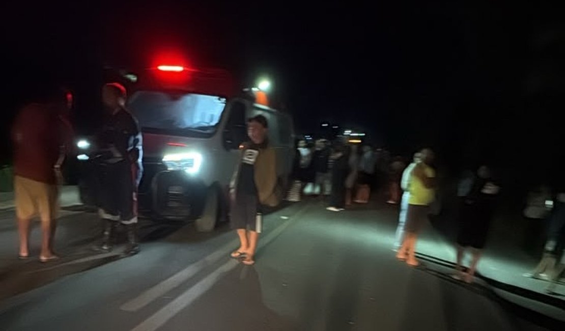 Indígenas bloqueiam BR-101 após novo atropelamento fatal em Joaquim Gomes