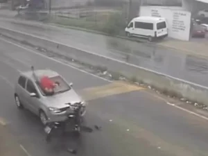 Motociclista, na contramão, sai andando após bater de frente com carro na AL-220