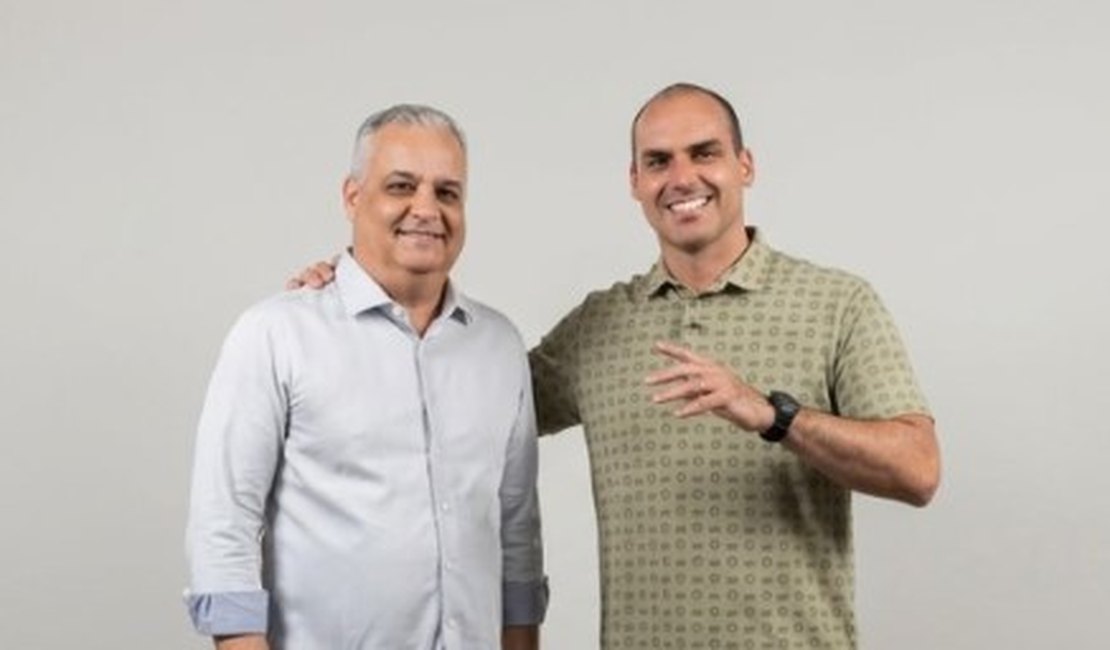 Em uma semana, Alfredo aparece com os três filhos de Bolsonaro