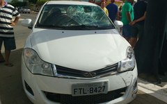 Impacto da batida ocasiona danos a veículo