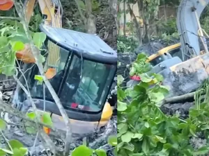 Máquinas afundam em obra nos Flexais e expõem instabilidade do solo em Maceió