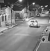 [Vídeo] Entregador de lanche fica ferido após colidir contra viatura da PM em Arapiraca