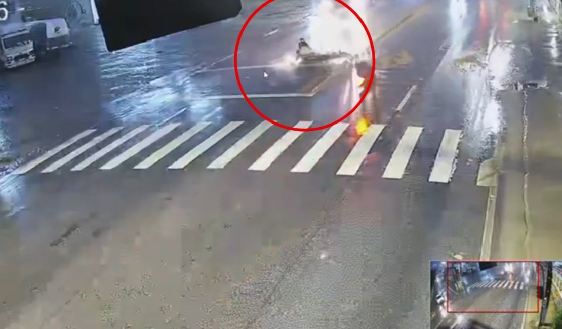[Vídeo] Imagens de videomonitoramento mostram dinâmica de acidente que matou casal em Maceió