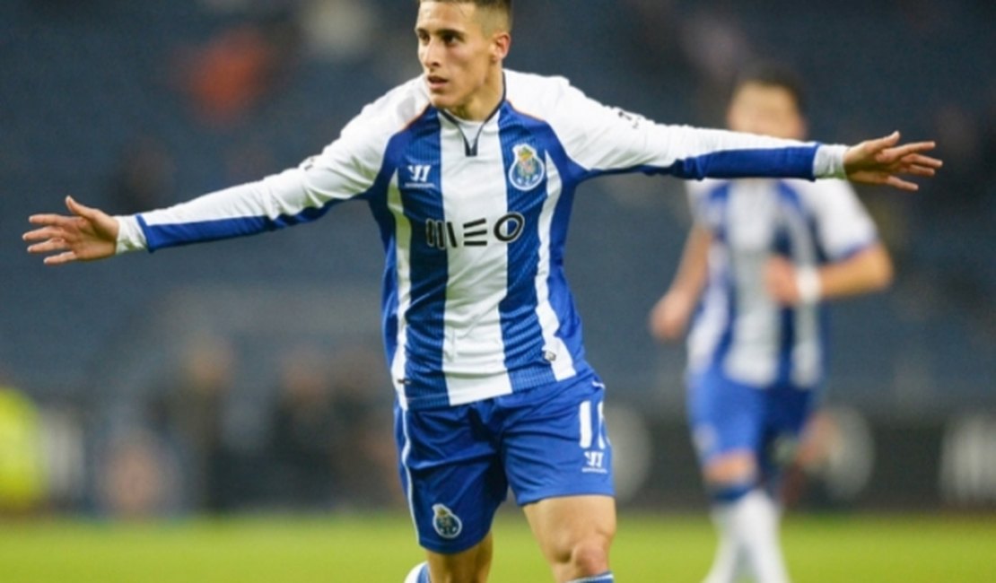 Barcelona empresta atacante ex-Porto para a Fiorentina