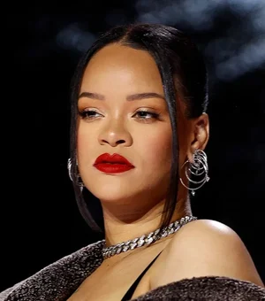 Rihanna reúne família e abandona mansão após atentado a tiros