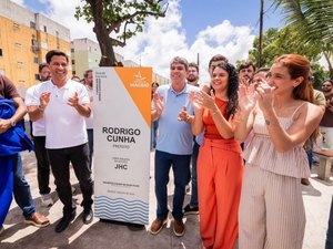 Prefeito Rodrigo Cunha entrega área de convivência revitalizada no Virgem dos Pobres 1
