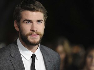 Liam Hemsworth e Gabriella Brooks apanhados aos beijos