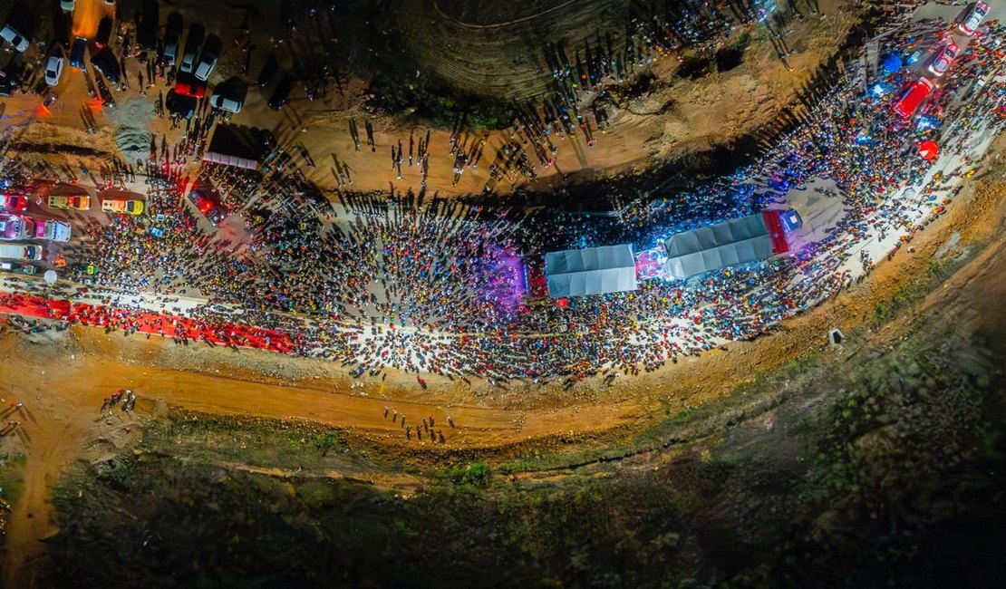 Foliões fazem festa no Folia de Rua com show de Durval Lélys em Arapiraca