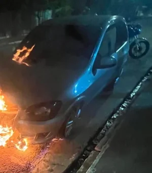 Carro é incendiado em via pública no bairro Baixão, em Arapiraca