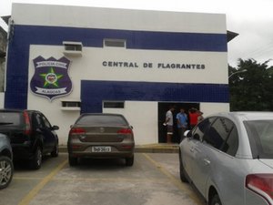 Presos tentam escapar e tentativa de fuga é abortada na Central de Flagrantes
