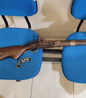 PM cumpre mandados de prisão e apreende arma de fogo no Sertão de Alagoas