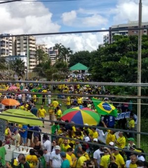 Manifestantes fazem ato em apoio ao presidente Bolsonaro em Maceió
