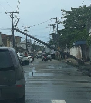 Colisão derruba poste e interdita avenida no bairro do Mutange