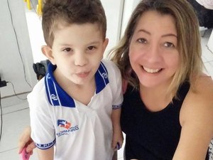 Corpo de menino morto pela mãe é enterrado em Maceió