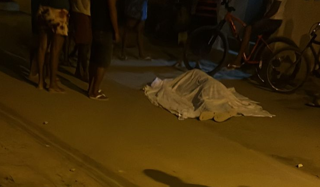 Homem é assassinado com tiros na cabeça e no peito no bairro do Benedito Bentes, em Maceió