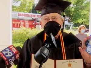 Ex-marinheiro da 2ª Guerra se forma no Ensino Médio aos 99 anos de idade